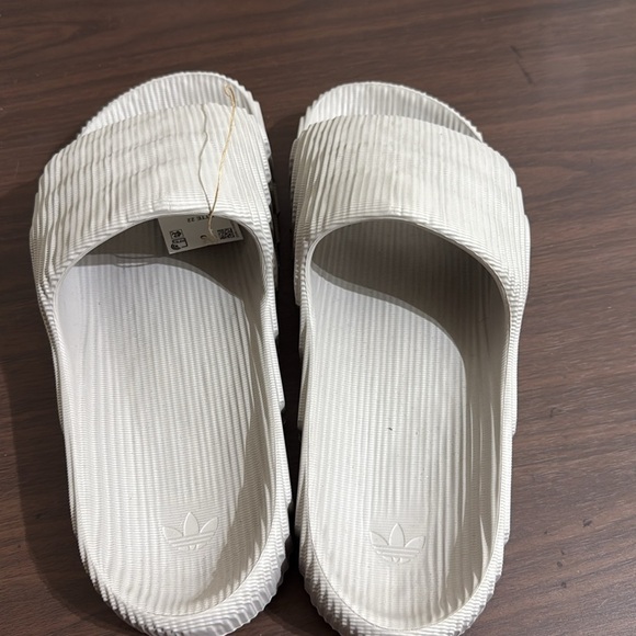 Brand New Addidas Adilette Men’s Size 10 - Picture 2 of 3